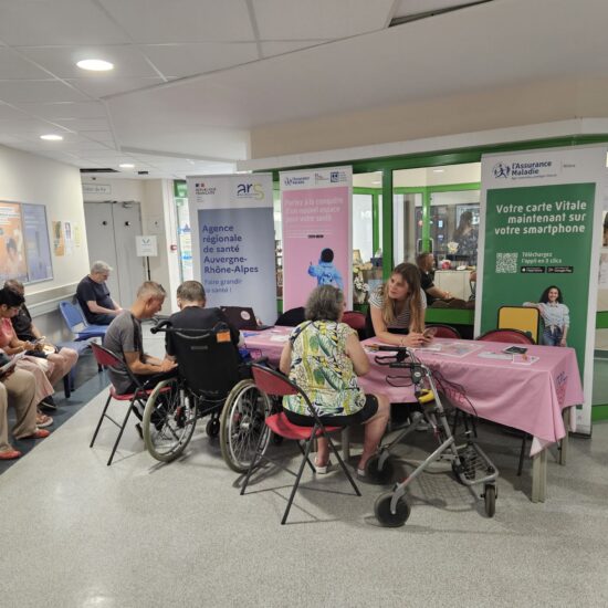 Stand Mon espace santé à destination des usagers à la clinique Iris